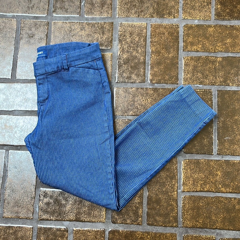 Old Navy Chambray Stripe Mid-Rise Pixie Ankle Pant